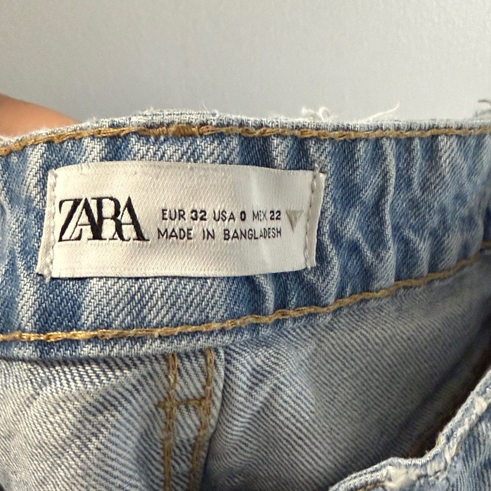 Zara Distressed Light Blue Jeans - Picture 2 of 10